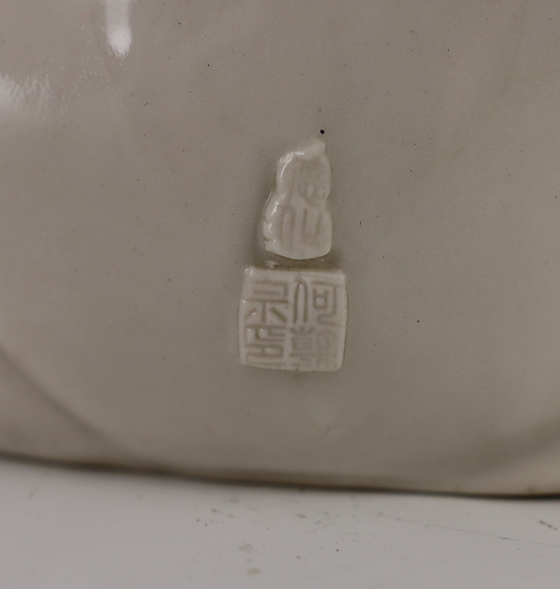 A Chinese blanc-de-chine seated figure of Guanyin, Dehua kilns, 19th/20th century, 21cm high